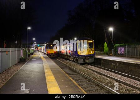 Hindley Bahnhof. Northern Rail Klasse 150 und 769 Züge rufen an einem dunklen Morgen an Stockfoto