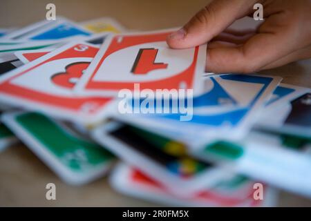 Person, die Uno spielt, Sylt Island, Schleswig-Holstein, Deutschland Stockfoto