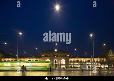 Straßenbahn am Vorplatz des Bahnhofs, Hauptbahnhof Hannover, Niedersachsen, Deutschland Stockfoto