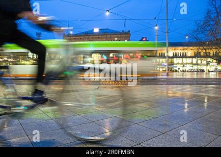 Straßenbahn- und Radfahrer fahren am Vorplatz des Bahnhofs vorbei, Hauptbahnhof Hannover, Niedersachsen, Deutschland Stockfoto