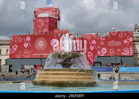 Markise auf der Vorderseite der National Gallery, London, zur Krönung von König Karl III. Und Königin Camilla, hinter dem Trafalgar Square Brunnen Stockfoto