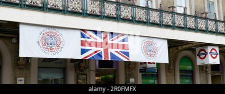 Ein Banner, das vor der Charing Cross Station in London vom Dach hängt, für die Krönung von König Karl III. Und Königin Camilla Stockfoto