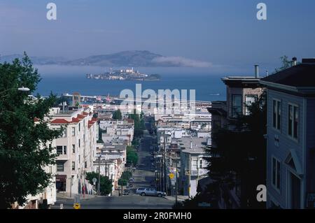 Jones Street mit Blick auf Alcatraz Island, San Francisco, Kalifornien, USA Stockfoto