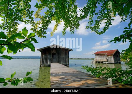Bootshäuser mit Landeplätzen am Kochelsee, Oberbayern, Bayern, Deutschland Stockfoto