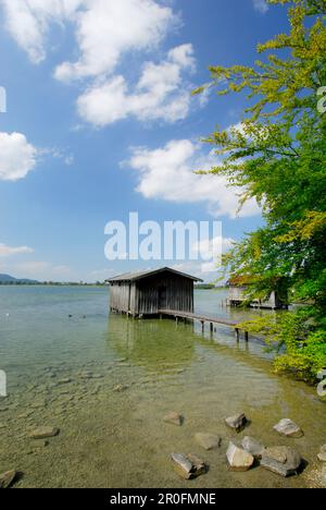Bootshäuser mit Landeplätzen am Kochelsee, Oberbayern, Bayern, Deutschland Stockfoto