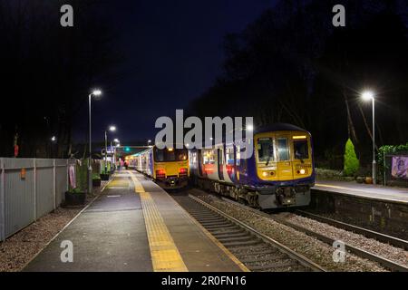 Hindley Bahnhof. Northern Rail Klasse 150 und 769 Züge rufen an einem dunklen Morgen an Stockfoto