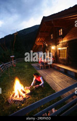 Gruppe von Jugendlichen vor einer Alm Hütte, Heiligenblut, Nationalpark Hohe Tauern, Kärnten, Österreich Stockfoto