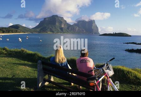 Menschen, die über die Lagune zum Mt. Lidgbird und Mt. Gower, Lord Howe Island, Australien Stockfoto