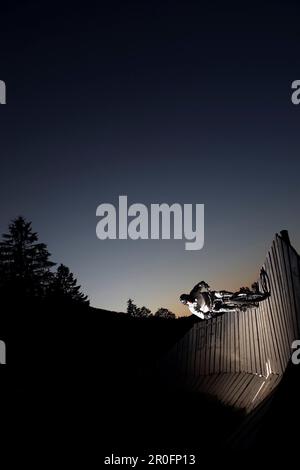 Mountain Biker vorbei Wallride, Oberammergau, Bayern, Deutschland Stockfoto