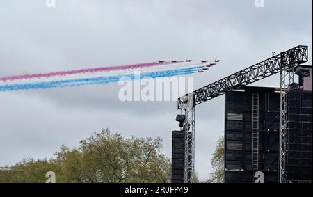 Das Team der Royal Air Force Red Arrows fliegt im Rover Hyde Park zur Krönung von König Karl III. Über die Bildschirmstützen Stockfoto