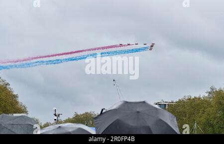 Das Team der Royal Air Force mit den roten Pfeilen fliegt vorbei am Hyde Park, um die Krönung von König Karl III. Zu feiern Stockfoto