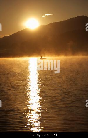 Mann, der morgens am Alpsee angeln will, Schwangau, Bayern, Deutschland Stockfoto