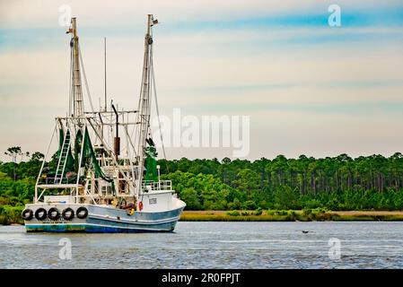 Country Girl Shrimp Boot fährt nach Hause, 2. Mai 2023, in Bayou La Batre, Alabama. Stockfoto