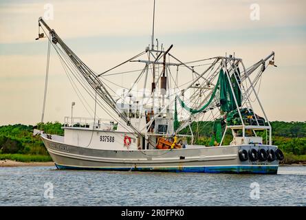 Country Girl Shrimp Boot fährt nach Hause, 2. Mai 2023, in Bayou La Batre, Alabama. Stockfoto