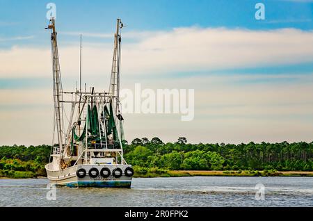 Country Girl Shrimp Boot fährt nach Hause, 2. Mai 2023, in Bayou La Batre, Alabama. Stockfoto