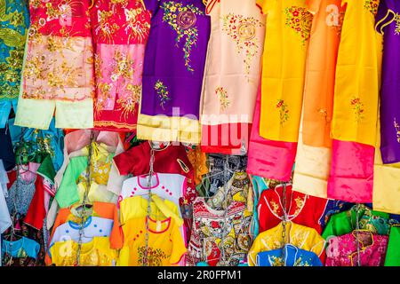 Bunte, traditionelle vietnamesische Kleidung in einem Straßenladen in Hue, Vietnam Stockfoto