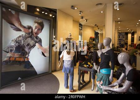 spanien, Barcelona, Passeig de Gracia, Desigual Modegeschäft Stockfoto