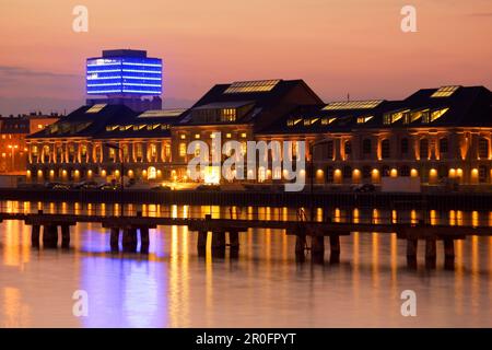 Berlins ehemaliger Osthafen, Flussufer, MTV-Studios, Hintergrundbeleuchtung der Oberbaum-Skyscaper Stockfoto