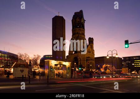 Berlin, weihnachtsmarkt, Kaiser-Wilhelm-Gedächtniskirche, weihnachtsmarkt-Lichter in der Dämmerung Stockfoto