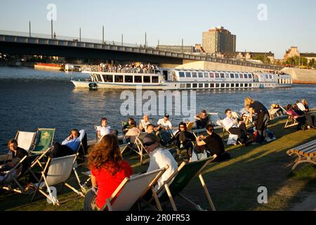 Berliner Hauptstrand in der Nähe des Hauptbahnhofs von Lehrter, des Flussufers Spree, Tourbootfahrer Stockfoto