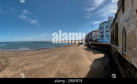 Chipiona, Cadiz, Spanien - 19. April 2023: Panoramablick auf einen Strand in Chipiona, einem touristischen Dorf in Andalusien, Südspanien. Stockfoto