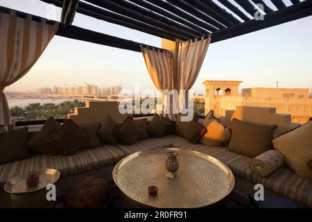 Vereinigte Arabische Emirate Dubai, ein & einziges Royal Mirage, Arabischer Hof, 5-Sterne-Hotel am Jumeirah Strand, Dachbar, Panoramablick auf Palm Jumeirah Stockfoto