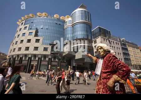 Wien-Stephansplatz-Haas Buidling Menschen Straßenkünstler Stockfoto
