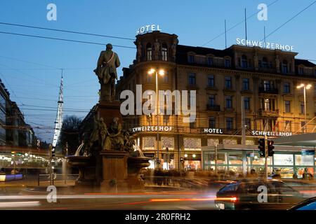 Schweiz, Zürich, Blick vom Bahnhof an der Bahnhofstraße in der Abenddämmerung. Chistmas Illumination Stockfoto