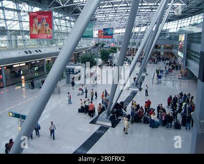 Düsseldorf, Flughafenhalle, Menschenmenge beim Check-in in Düsseldorf, flughafen, Abflughalle, Check-in, Menschenmenge Stockfoto