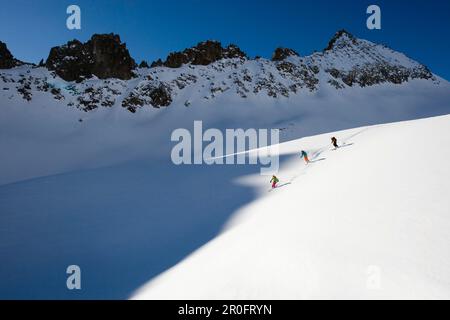 Drei Skifahrer Freeriding, Gemsstock Skigebiet, Andermatt, Canton Uri, Schweiz Stockfoto