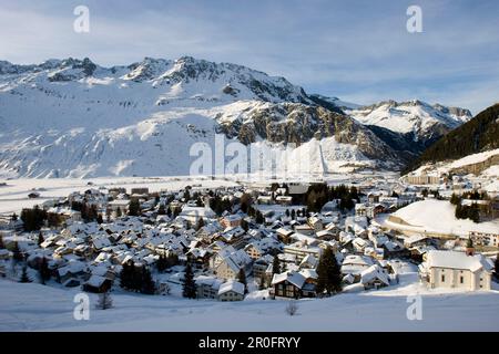 Blick über Andermatt im Winter, Kanton Uri, Schweiz Stockfoto