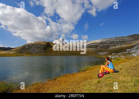 Junge Frau am großen Fossessee, Seekofel im Hintergrund, Alta Via delle Dolomiti Nr. 1, Parco Naturale Fanes-Sennes, Dolomiten, Südtirol, Alta Stockfoto