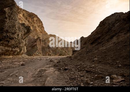 Der Golden Canyon inmitten von Bergen und Felsen im Death Valley National Park Stockfoto