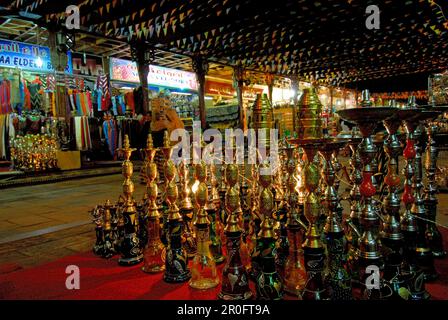 Wasserleitungen (Wasserpfeifen), Straßenszene in der Nacht, den Markt in Assuan, Ägypten, Afrika Stockfoto