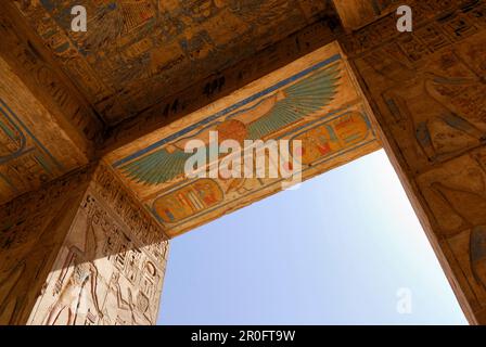 Bemalte Reliefs am Eingang, Ramesseum am Westufer, Theben, Ägypten, Afrika Stockfoto