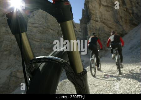 Mountainbiker auf dem Bergweg, Tofane, Dolomiten, Venetien, Italien Stockfoto