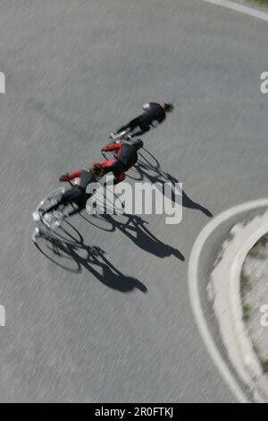 Drei Radfahrer auf der Bergstraße, Tre Cime di Lavaredo, Dolomiten, Veneto, Italien Stockfoto