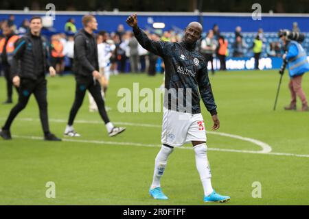 London, Großbritannien. 08. Mai 2023. Albert Adomah von Queens Park Rangers würdigt die Fans dieses ehemaligen Clubs beim EFL Sky Bet Championship Match zwischen Queens Park Rangers und Bristol City am 8. Mai 2023 im Kiyan Prince Foundation Stadium in London, England, mit Daumen nach oben. Foto von Carlton Myrie. Nur redaktionelle Verwendung, Lizenz für kommerzielle Verwendung erforderlich. Keine Verwendung bei Wetten, Spielen oder Veröffentlichungen von Clubs/Ligen/Spielern. Kredit: UK Sports Pics Ltd/Alamy Live News Stockfoto