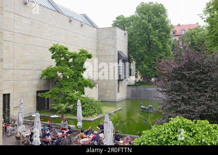 Menschen sitzen auf der Terrasse des Cafe Greco im Museum neuen Pinakothek, München, Bayern, Deutschland Stockfoto