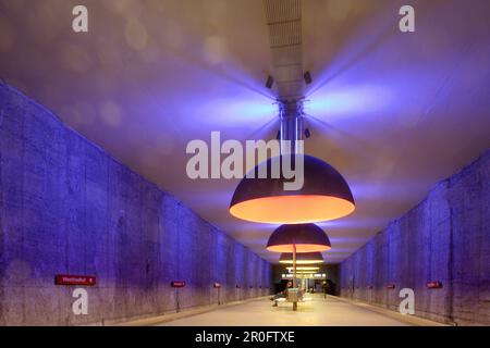 Beleuchtung an der U-Bahn-Station Westfriedhof in München, Bayern Stockfoto