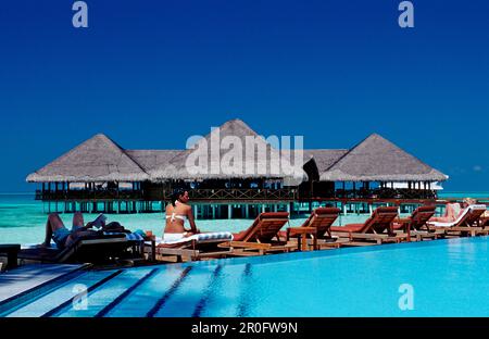 Pool und Strandbar auf Malediven, Malediven, Indischer Ozean, Medhufushi, Meemu Atoll Stockfoto