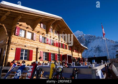 Gäste, die Ruhe auf Terrasse des Mountain Restaurant Bort, Grindelwald, Berner Oberland, Kanton Bern, Schweiz Stockfoto