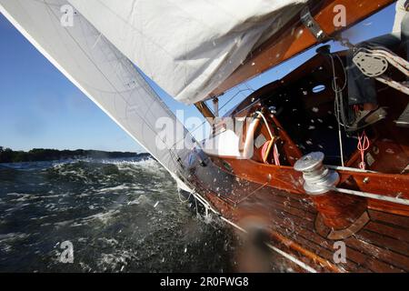 Segelboot auf dem Chiemsee, Oberbayern, Bayern, Deutschland Stockfoto