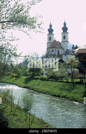 Blick über den Fluss Prien zur Candlemas Kirche, Aschau, Chiemgau, Bayern, Deutschland Stockfoto