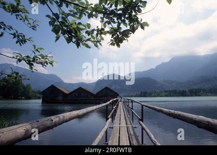 Landungssteg und Bootshäuser am Kochelsee, Bayern, Deutschland Stockfoto