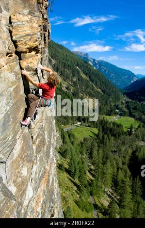 Felsklettern auf Maltatal, Blick ins Tal, Tauern-Nationalpark, Kärnten, Österreich Stockfoto