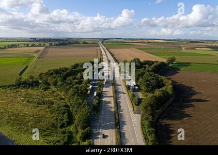 Luftaufnahmen von der Autobahn A7, Parkplatz, in der Nähe von Hannover, Niedersachsen, Deutschland Stockfoto