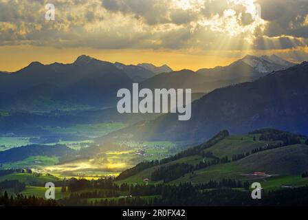 Landschaft mit Chiemgau-Alpen in der Nähe von Koessen, Tirol, Österreich Stockfoto