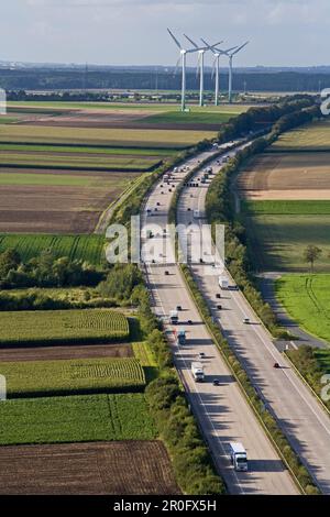 Antenne der Schnellstraße A7, Windturbinen im Hintergrund, Niedersachsen, Deutschland Stockfoto