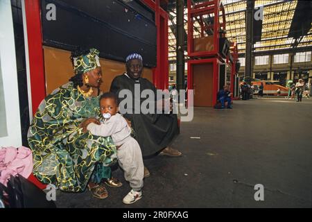 Afrikanische Reisende aus Ghana am Bahnhof Gare de Lyon, 12. Arrondissement, Paris, Frankreich, Europa Stockfoto